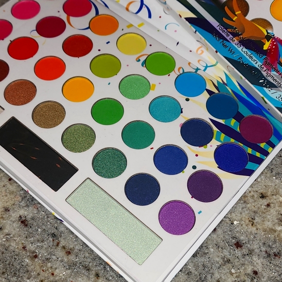 BNIB🪶 Take Me To Brazil Eyeshadow Palette - Picture 4 of 7